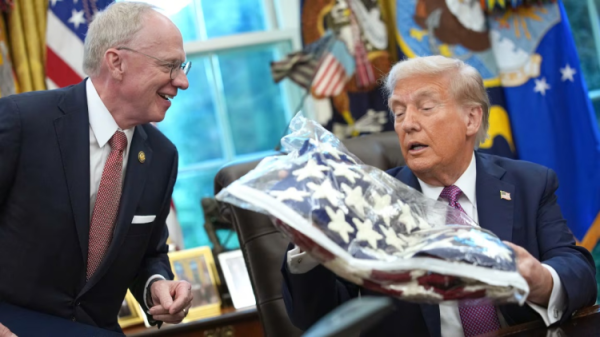 天津专业炒股配资网 尴尬一幕！特朗普误将美国国旗当毯子：“我晚上可以用”